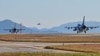 Arhiva - Dva borbena aviona F-16 američkog vazduhoplovstva rulaju pistom dok borbeni avion F-16 Republike Koreje poleće, tokom trenažnog redovnog događaja za fiskalnu 2023. u vazduhoplovnoj bazi Kunsan, 2. novembra 2022.