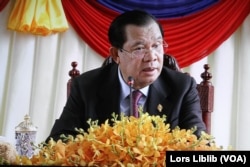 រូបឯកសារ៖ លោក ហ៊ុន សែន ធ្វើ​សន្និសីទ​សារព័ត៌មាន​នៅ​វិមាន​រដ្ឋសភា ក្រោយ​សភា​បោះឆ្នោត​ផ្តល់​សេចក្តី​ទុកចិត្ត​ឱ្យ​លោក ហ៊ុន ម៉ាណែត ធ្វើជា​នាយក​រដ្ឋមន្ត្រី​។ រូបនេះថតពីអេក្រង់ទូរទស្សន៍ក្នុងបន្ទប់ព័ត៌មាននៃរដ្ឋសភា នៅថ្ងៃទី២២ ខែសីហា ឆ្នាំ២០២៣។ (លាស់ លីបលីប/វីអូអេ)