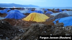 FILE - Stok bijih nikel menunggu pengiriman di pelabuhan kawasan pertambangan nikel di Sulawesi Tengah, 8 Juli 2012. (Fergus Jensen/Reuters)