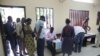 Les gens arrivent pour voter dans un bureau de vote à Libreville lors du premier tour des élections législatives et municipales du pays, le 6 octobre 2018.