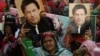 Para pendukung mantan PM Pakistan Imran Khan, membawa plakat dengan potret Imran Khan, selama aksi protes di Karachi hari Minggu, 19 Maret 2023. 