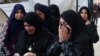 Sejumlah perempuan tampak menangis melihat kumpulan jenazah di sebuah rumah sakit di Khan Younis, pada 16 Februari 2024, di mana banyak warga Palestina yang tewas akibat serangan Israel. (Foto: Reuters/Ibraheem Abu Mustafa)