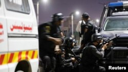 Polisi Pakistan mengambil posisi dalam baku tembak dengan sekelompok militan bersenjata lengkap yang menyerang markas polisi di kota terbesar Karachi hari Jumat (17/2) malam. 