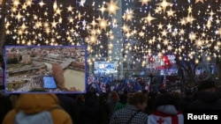 სტატუსის მიღებას ხელისუფლება და ოპოზიცია, საკუთარ მომხრეებთან ერთად, ცალ-ცალკე ზეიმობს