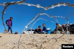 Palestinci sjede pored stvari dok ljudi bježe iz Rafaha nakon što su izraelske snage pokrenule kopnenu i zračnu operaciju u istočnom dijelu južnog grada Gaze, 9. maja 2024.