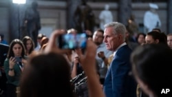 Predsjedavajući Predstavničkog doma Kevin Mekarti razgovara sa novinarima nakon što je republikanska većina u donjem domu Kongresa tijesnom većinom usvojila zakon o granici zaduživanja, 26. aprila 2023. 