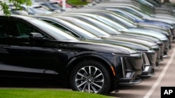 Neprodata električna sportska terenska vozila Lyriq iz 2024. stoje ispred salona Cadillac u Lone Treeu, Colorado, 2. juna 2024.