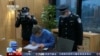 中国官媒CCTV播放警察对咨询企业凯胜融英进行突袭搜查的录像。（2023年5月9日）