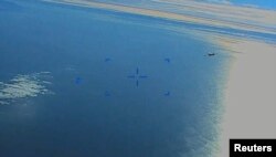 Ruski borbeni avion Suhoj Su-27 prilazi bespilotnoj letjelici MQ-9 američkog ratnog vazduhoplovstva za obavještajne službe, nadzor i izviđanje, iznad Crnog mora, 14. marta 2023.