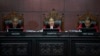 Hakim Ketua Suhartoyo, tengah, memimpin sidang banding pemilu di Mahkamah Konstitusi di Jakarta, hari Senin, 22 April 2024.