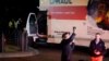 Агенты Секретной службы обыскивают грузовик, который врезался в парковочное ограждение в парке Лафайет напротив Белого дома в Вашингтоне. 23 мая 2023 года. 