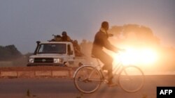 Au lendemain de cette attaque, un couvre-feu a été instauré dans toute la région du Nord du Burkina Faso, régulièrement visée par les jihadistes.