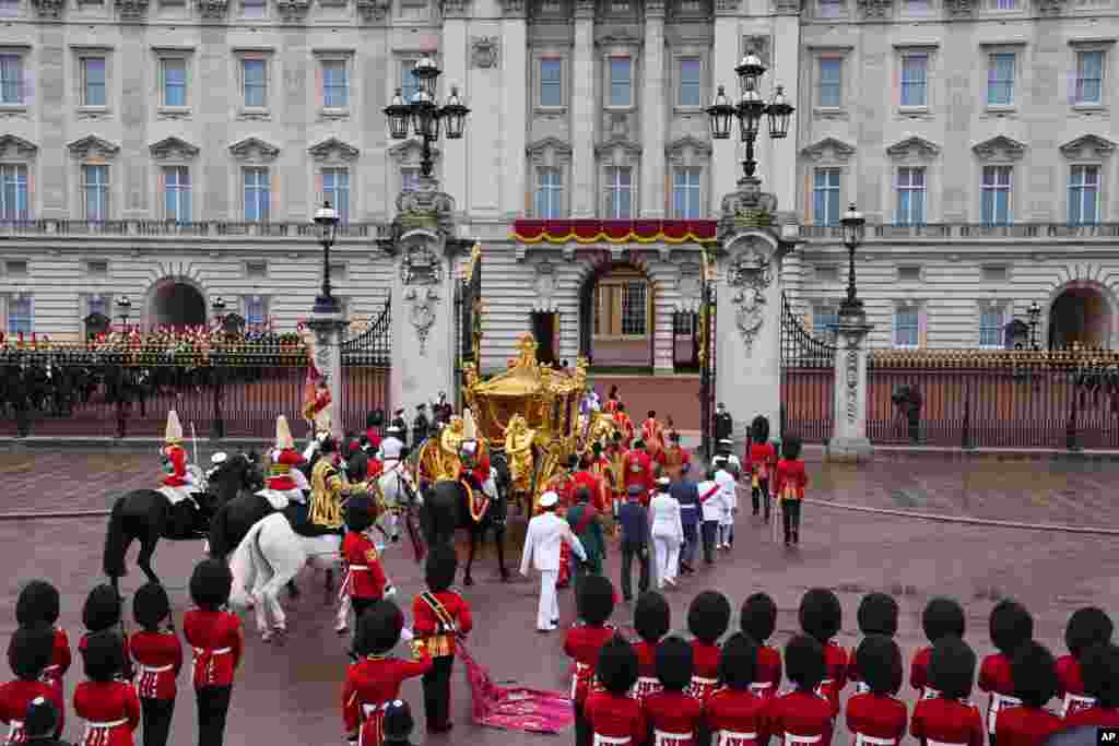 ព្រះមហាក្សត្រ Charles ទី៣ និងព្រះមហេសី Camilla យាងមក​ដល់​​ព្រះបរមរាជវាំង Buckingham​ ក្រោយព្រះរាជ​ពិធី​ឡើង​គ្រងរាជ្យ​សម្បត្តិ​ព្រះមហាក្សត្រ Charles ទី៣ នៅ​ព្រះវិហារ Westminster Abbey ក្នុង​ក្រុង​ឡុងដ៍​​ថ្ងៃ​សៅរ៍ ទី ៦ ខែឧសភា ឆ្នាំ២០២៣។