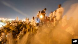 Jemaah haji berkumpul di Arafah, dekat kota suci Mekah, Arab Saudi, 15 Juni 2024. (Foto: AP)