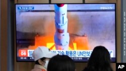 지난 29일 한국 서울역에 설치된 TV에서 북한의 위성 발사 통보 관련 뉴스가 나오고 있다.