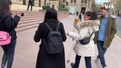 Yoldaşından xəbər ala bilməyən Gülarə İsmayılova “Araz Əliyev haradadır?” şüarı ilə aksiya keçirib