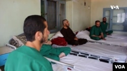 معتادان در مرکز درمانی 