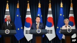 Charles Michel, left, European Council president, South Korean President Yoon Suk Yeol, center, and Ursula von der Leyen, European Commission president, speak after their meeting at the Presidential Office in Seoul, South Korea, May 22, 2023. 