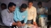 ভারতের ধর্মশালার কাছে ছয় সপ্তাহব্যাপী জাতীয় নির্বাচনের শেষ পর্যায়ে ভোট শুরু হবার আগে পোলিং কর্মকর্তারা একটি বৈদ্যুতিন ভোটিং মেশিন পরীক্ষা ও সিল করে দেন। ( ১ জুন, ২০২৪) 