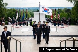 미국을 국빈 방문 중인 윤석열 한국 대통령이 25일 부인 김건희 여사, 박진 외교장관 등과 함께 알링턴 국립묘지를 찾아 헌화, 참배했다.