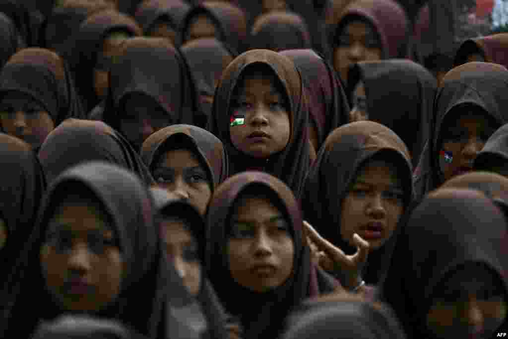 Islamic junior high school students take part in a Quran recitation and make special prayers in support of the Palestinian cause in Banda Aceh, Indonesia.&nbsp;(Photo by CHAIDEER MAHYUDDIN / AFP)