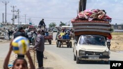 Pengungsi Palestina yang meninggalkan Rafah di Jalur Gaza selatan dengan membawa barang-barang mereka setelah perintah evakuasi oleh tentara Israel, tiba di Khan Yunis, 6 Mei 2024. (AFP)