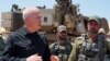 Menteri Pertahanan Israel Yoav Gallant berdiri bersama para prajurit di dekat meriam artileri di sepanjang perbatasan dengan Jalur Gaza di selatan Israel dekat Rafah. (Foto: AFP)