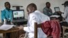 Des agents de la Commission électorale nationale indépendante (CENI) en plein processus d'enrôlement des électeurs dans un des centres de la ville de Goma, en RDC, le 18 février 2023. 
