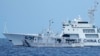 Kapal Penjaga Pantai China menghadang kapal Penjaga Pantai Filipina BRP Malapascua saat bermanuver memasuki muara Second Thomas Shoal yang dikenal masyarakat lokal sebagai Ayungin Shoal di Laut China Selatan pada Minggu, 23 April 2023. (Foto: AP )