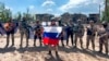 Yevgeny Prigozhin, kepala Kelompok Tentara Bayaran Rusia Wagner, berbicara sambil memegang sebuah bendera di depan pasukannya di Bakhmut, Ukraina, pada 20 Mei 2023. (Foto: Prigozhin Press Service via AP)