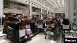 Ljudi na međunarodnom aerodromu Bejrut-Rafic Hariri, u Bejrutu, Liban, 29. jula 2024.