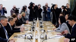 Menteri Luar Negeri Rusia Sergey Lavrov, kedua dari kiri, dan Menteri Luar Negeri Korea Utara Choe Son Hui, kedua dari kanan, menghadiri pembicaraan di Moskow, Rusia, Selasa, 16 Januari 2024. (Maxim Shemetov/Pool Photo via AP)