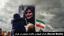 تصویری از مهسا امینی در اعتراضات ۱۴۰۱ که داخل و خارج از ایران ماه‌های متمادی ادامه داشت ـ آرشیو