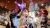 Seorang pria Palestina mengatur dekorasi untuk dijual di tokonya menjelang bulan suci Ramadan, di Kota Gaza, 18 Maret 2023. (REUTERS/Mohammed Salem)