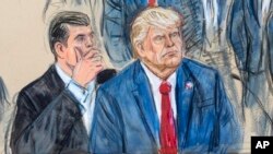Skica prikazuje bivšeg predsjednika Donalda Trumpa kako se savjetuje sa advokatom odbrane Toddom Blancheom tokom njegovog pojavljivanja u zgradi Federalnog suda u Washingtonu, 3. augusta 2023. (Dana Verkouteren preko AP)