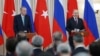Presiden Rusia Vladimir Putin berbicara dalam konferensi pers bersama Presiden Turki Tayyip Erdogan di Sochi, Rusia (4/9/2023). 