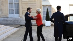 Presiden Komisi Eropa Ursula von der Leyen disambut oleh Presiden Prancis Emmanuel Macron sebelum jamuan makan siang, 3 April 2023 di Istana Elysee di Paris. Para pemimpin akan melakukan perjalanan ke China pada minggu ini. (Foto: AP)