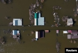 Foto drone menunjukkan kawasan pemukiman yang banjir di Orsk, dan Wilayah Orenburg, Rusia 13 April 2024. (REUTERS/Stringer)