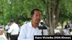 លោក រ៉ុង ឈុន ថ្លែងក្នុងពិធីបង្សុកូលរំឮកវិញ្ញាណ​ក្ខន្ធ​ជនរងគ្រោះរបបខ្មែរក្រហមនៅ​សារមន្ទីរជើងឯក​ថ្ងៃ​ទី​១៧មេសា២០២៣។ (កាន់ វិច្ឆិកា/វីអូអេ)