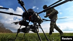 Seorang prajurit Ukraina memeriksa koneksi drone Vampire sebelum terbang di dekat garis depan. (Foto: Reuters)