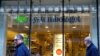 Warga berjalan melewati Systembolaget, sebuah toko minuman beralkohol milik pemerintah, di Stockholm, Swedia, pada 9 Mei 2017. (Foto: Reuters/Ints Kalnins)