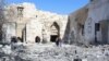 Sejumlah warga tampak memeriksa kerusakan pada lokasi bersejarah Citadel of Damascus, Suriah, pada 19 Februari 2023, menyusul laporan media yang menyebutkan serangan Israel pada lokasi tersebut. (Foto: Reuters/Firas Makdesi)