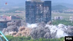 지난 2020년 6월 북한이 관영매체 조선중앙TV를 통해 남북연락사무소 폭파 장면을 공개했다. (화면출처: 조선중앙TV)