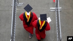 Novi diplomci ulaze na stadion High Point Solutions prije početka svečanosti dodjele diploma na univerzitetu Ratgers u Nju Džersiju, 13. maj 2018.(Foto: AP/Seth Wenig)