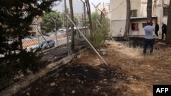 Osoblje Agencije Ujedinjenih naroda za pomoć i rad za palestinske izbjeglice (UNRWA) posjetilo je njihovo sjedište u istočnom Jerusalemu gdje su vidljivi tragovi požara na obodu zgrade 10. maja 2024.
