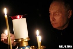 რუსეთის დიქტატორი "კროკუს ჰილში" მოკლულთა სულებისთვის ლოცულობს