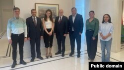 ABŞ səfiri Mark Libbi və saxlanılan jurnalistlərin vəkilləri (Mənbə: ABŞ səfirliyi)
