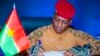 Le capitaine Ibrahim Traoré signant la charte prolongeant la Transition de cinq ans, Ouagadougou, le 27 mai 2024.