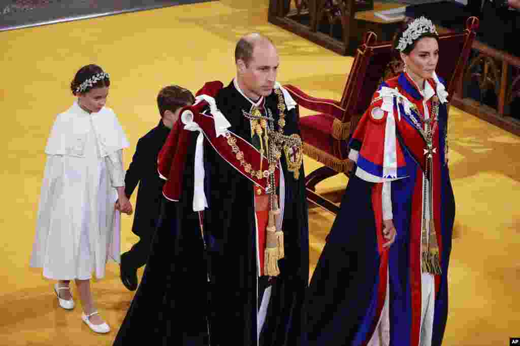 ព្រះអង្គម្ចាស់ William ​ព្រះមហេសី Kate ព្រះបុត្រី Charlotte និង​ព្រះបុត្រា Louis យាង​ចេញ​ពី​​ព្រះរាជ​ពិធី​ឡើង​គ្រងរាជ្យ​សម្បត្តិ​ព្រះមហាក្សត្រ Charles ទី៣ នៅ​ព្រះវិហារ Westminster Abbey ក្នុងក្រុង​ឡុងដ៍​ ​ថ្ងៃ​សៅរ៍ ទី៦ ខែឧសភា ឆ្នាំ២០២៣។ 