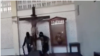 Tangkapan layar video yang dikirim ke X, menunjukkan militan yang berafiliasi dengan ISIS menghancurkan Gereja Katolik di Marawi, Filipina pada 2017. Beberapa pengguna X secara keliru mengklaim bahwa itu berasal dari Gaza.